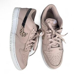 NIKE | DUNK LOW SE FOSSIL STONE-MULTI COLOR LEOPARD WOMENS SIZE 10.5